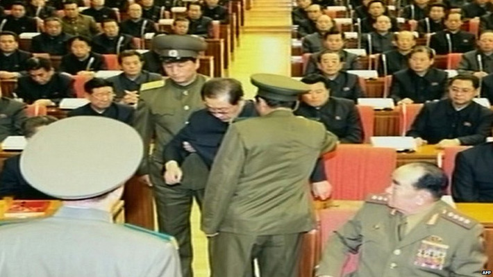 13. Năm 2013 kết thúc với sự kiện người đàn ông quyền lực thứ 2 ở Triều Tiên Jang Song-taek, chú rể của nhà lãnh đạo Kim Jong-un bị thanh trừng gây chấn động. Sự kiện này dấy lên mối quan ngại của khu vực xung quanh sự ổn định của Triều Tiên.