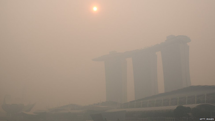 6. Biển khói từ các đám cháy rừng ở Indonesia lan sang Singapore, Malaysia gây ra tình trạng ô nhiễm không khí ở mức kỷ lục hồi tháng 6. Sự cố này làm căng thẳng quan hệ 3 nước khi mức độ ô nhiễm không khí tiếp tục tăng, đe dọa tính mạng của những người già, ốm yếu, dễ bị tổn thương.