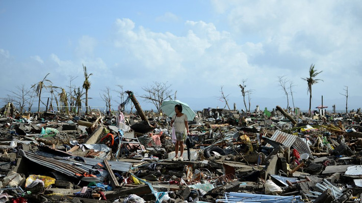 9. Philippines tan hoang sau siêu bão Haiyan hồi tháng 11 khiến hơn 6.000 người chết và hàng nghìn người vẫn còn mất tích.