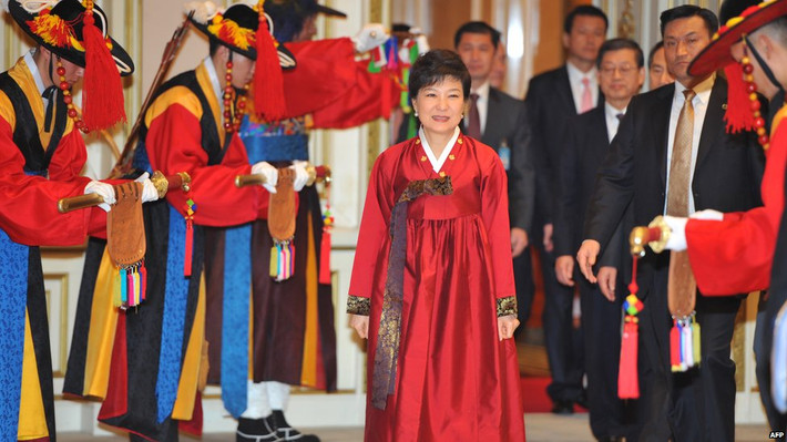 2. Bà Park Geun-hye trở thành nữ tổng thống đầu tiên của Hàn Quốc trong tháng 2/2013 vài ngày sau khi Triều Tiên tiến hành thử hạt nhân lần thứ 3. Bà Park, 61 tuổi, là con gái của cựu Tổng thống Park Chung-hee – người từng lãnh đạo Hàn Quốc gần 2 thập kỷ. Năm đầu tiên trong nhiệm kỳ tổng thống, bà Park phải đối mặt với nhiều thách thức lớn bao gồm sự cố đóng cửa khu công nghiệp chung Triều-Hàn Kaesong, vụ bê bối gián điệp trong nước và cuộc thanh trừng lịch sử ở Triều Tiên.