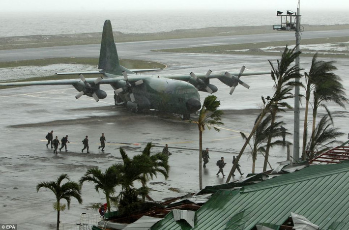 Binh sĩ Philippines được điều động đến thành phố Tacloban để ứng phó với siêu bão.