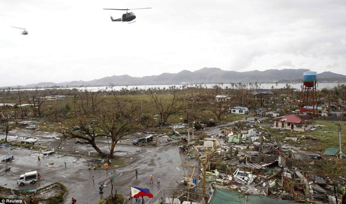Trực thăng cứu hộ bay phía trên một khu vực bị siêu bão hủy diệt trên diện rộng ở Tacloban.