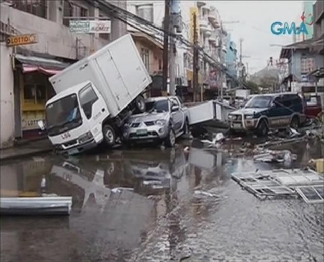 Cảnh tượng hỗn loạn trên phố Tacloban, Leyte, hàng loạt ô tô nằm chồng lên nhau.