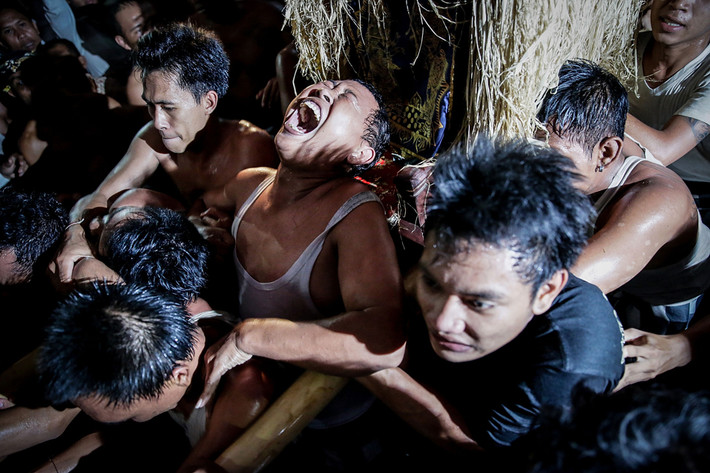 Trai làng Paksabali Bali, Indonesia trong trạng thái bị thôn miên trong một nghi lễ tinh thần được gọi là Dewa Masraman để tỏ lòng kính trọng các vị thần.