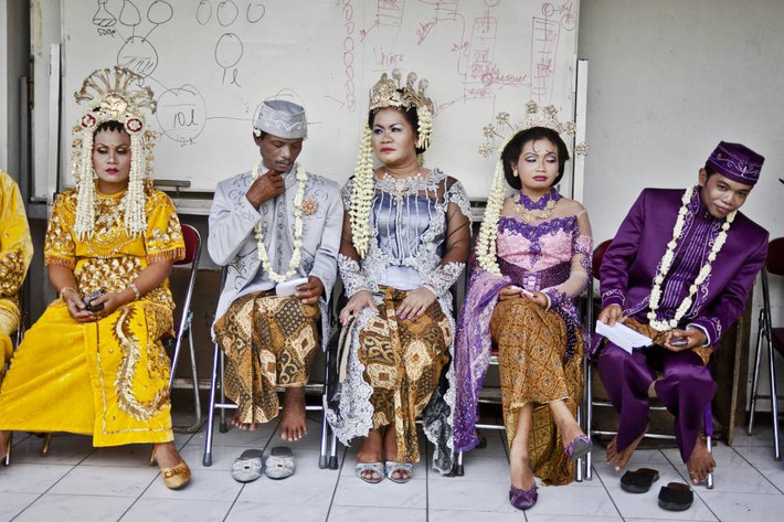 Các cô dâu, chú rể ở Yogyakarta, Indonesia chuẩn bị cho lễ cưới tập thể ngày 12/12/2012.