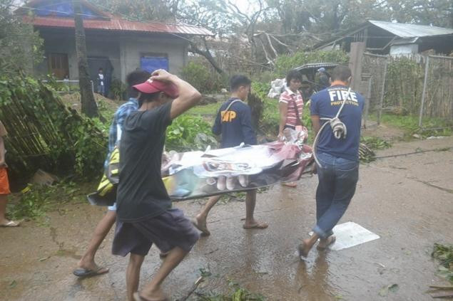 Người dân đang di chuyển thi thể của nạn nhân thiệt mạng do siêu bão Haiyan ở làng Coron, Palawan, miền Trung Philippines. Giới chức địa phương cho biết, có hơn 100 người thiệt mạng.