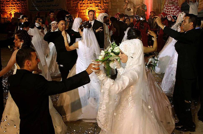 Cô dâu và chú rể Lebanon nhảy cùng nhau trong lễ cưới tập thể tại làng al- Khiara, phía tây thung lũng Bekaa ngày 17/9/2006. Tổng cộng 25 cặp uyên ương tham dự sự kiện này.
