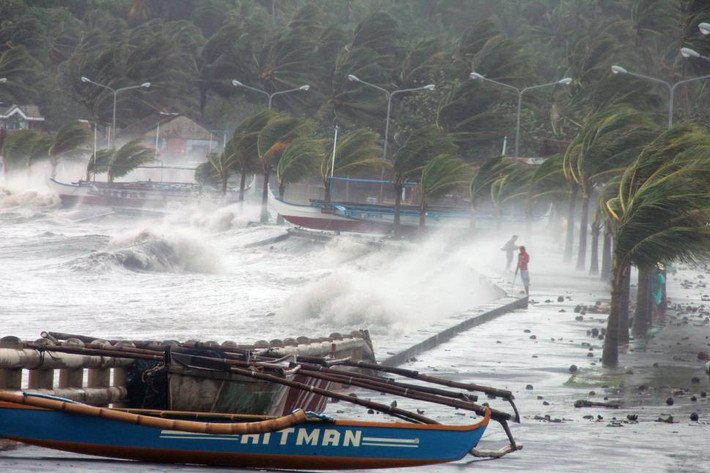 Siêu bão Haiyan – cơn bão lớn nhất năm 2013 và cũng là một trong những cơn bão mạnh nhất lịch sử đổ bộ và tàn phá Philippines. Theo CNA, tính đến thời điểm này đã có hơn 100 người thiệt mạng vì bão.