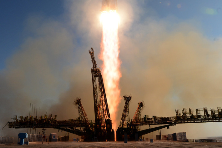Tàu vũ trụ Soyuz TMA- 11M của Nga mang một phi hành đoàn quốc tế bao gồm phi hành gia Nhật Bản Koichi Wakata, phi hành gia Nga Mikhail Tyurin và phi hành gia Mỹ Rick Mastracchio cùng một ngọn đuốc Olympic - một trong những biểu tượng chính của Thế vận hội mùa đông 2014, bay vào vũ trụ, hướng đến Trạm không gian quốc tế (ISS). Ngày 9-11, hai phi hành gia Nga Oleg Kotov và Sergei Ryazansky (hiện đang làm việc tại ISS) sẽ mang ngọn đuốc ra ngoài ISS để thực hiện chuyến đi bộ lịch sử ngoài không gian.