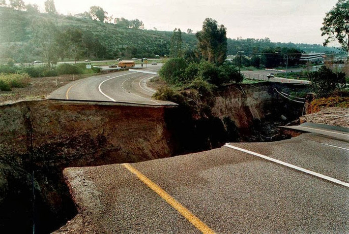 Hố tử thần rộng 12 m, sâu 21 m và dài tới 244 m ở San Diego ngày 24/2/1998 và tiếp tục sạt lở ra ngày 25/2/1998.
