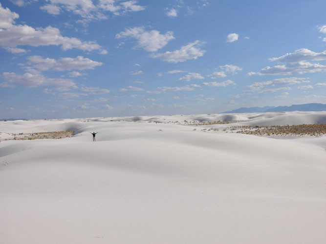Các cồn cát thạch cao trắng tinh tuyệt đẹp tại ài tưởng niệm quốc gia White Sands ở New Mexico.