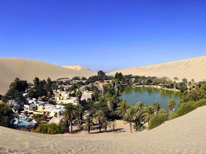 Ốc đảo Huacachina xanh mướt bên trong sa mạc Peru trở thành thị trấn nghỉ mát nổi tiếng ở Khu vực Tây Nam Ica.