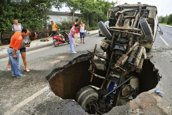 Một xe chở dầu rơi vào hố tử thần xuất hiện bất ngờ ngay trên đường bộ Tây An, Thiểm Tây, Trung Quốc ngày 27/7/2013.