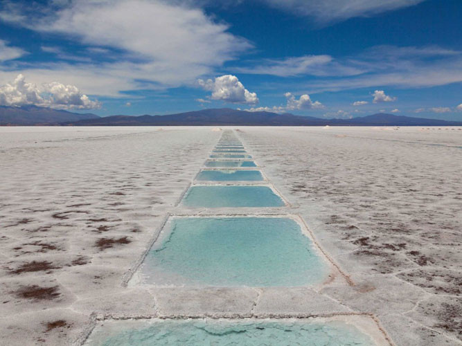 Khác với cánh đồng muối tự nhiên ở Bolivia, Las Salinas Grandes, sa mạc muối khổng lồ ở Argentina là sản phẩm của con người.