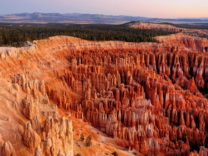 Dãy Bryce ở Tây Nam Utah được hình thành bởi các điều kiện thời tiết khắc nghiệt và xói mòn.