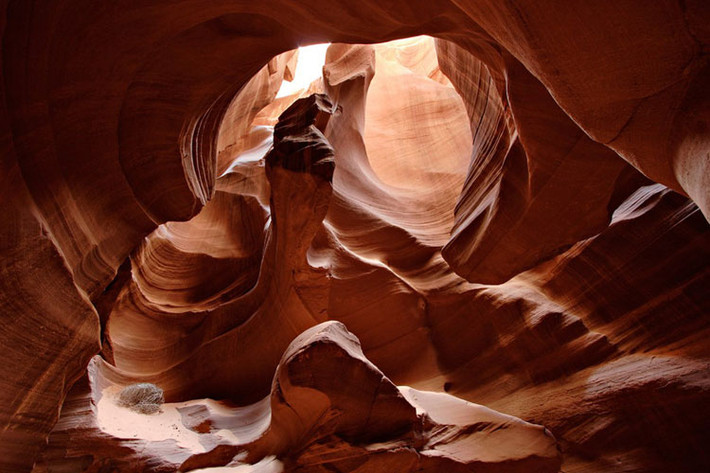 Hẻm núi Antelope nổi tiếng với bề mặt lượn sóng, nhẵn nhụi ở Arizona thuộc miền Tây Nam Mỹ được hình thành bởi lũ lụt và xói mòn.