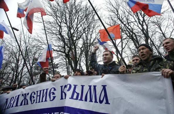 Người biểu tình ủng hộ của Nga giữ biểu ngữ in khẩu hiệu: "Phong trào ủng hộ Nga ở Crimea" bên ngoài trụ sở quốc hội Crimea ở Simferopol ngày 27/2.