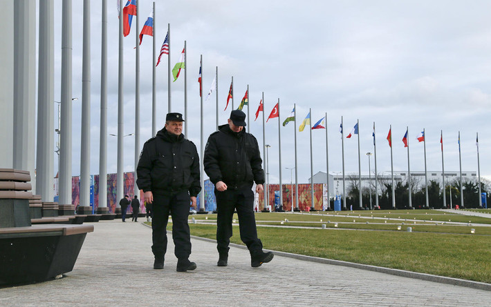 Hai nhân viên an ninh đi tuần qua công viên Olympic tại Sochi.