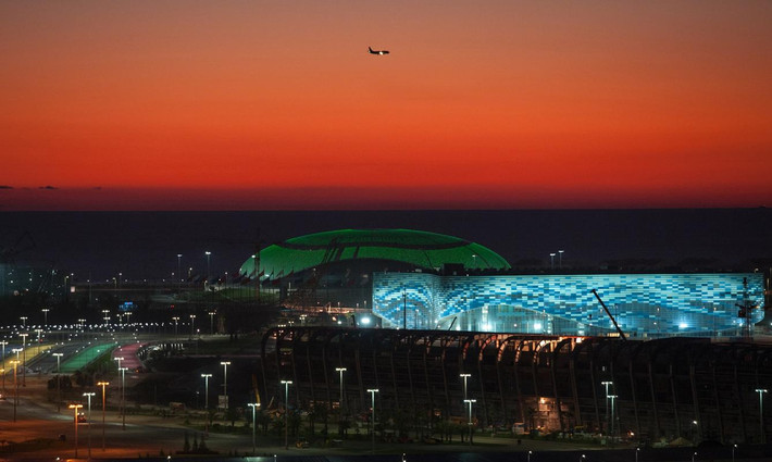 Được biết, Nga đã chi tới khoảng 2 tỷ USD cho các biện pháp an ninh tại Olympic Sochi 2014. Trong khi đó, Tổng thống Putin đã quyết định bỏ ra 51 tỷ USD để tổ chức Thế vận hội Sochi. Theo đó, Thế vận hội tại Sochi được cho là Olympic đắt nhất lịch sử. Trong ảnh là sân vận động Iceberg, nơi thi đấu các môn trượt băng nghệ thuật và phía sau nó là sân vận động Bolshoy. Các sân vận động được thắp sáng trong công viên Olympic thuộc khu nghỉ mát Biển Đen Sochi.