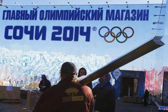 Các công nhân vác nguyên vật liệu, gấp rút hoàn thành các công trình còn dang dở tại Công viên Olympic, hôm qua.