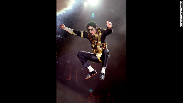 Năm 1992 được ghi nhận là một năm khá bận rộn của Michael Jackson với nhiều chuyến thăm đến các nước trên thế giới. Micheal trình diễn cú nhảy huyền thoại tại Dangerous Tour. Cùng năm ông có một buổi trình diễn đáng ghi nhớ ở Rotterdam, Netherlands. Sau đó ông tái hợp cùng ban nhạc cũ và có những màn trình diễn ấn tượng.