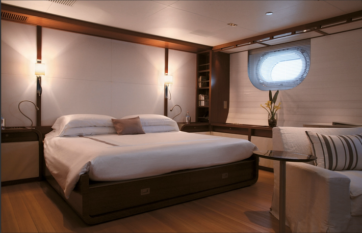 Du thuyền Rosehearty có chiều dài hơn 42 m, thiết kế sang trọng cả bề ngoài lẫn bên trong với 5 phòng dành cho khách. Và đây là cận cảnh không gian của một trong 5 căn phòng.