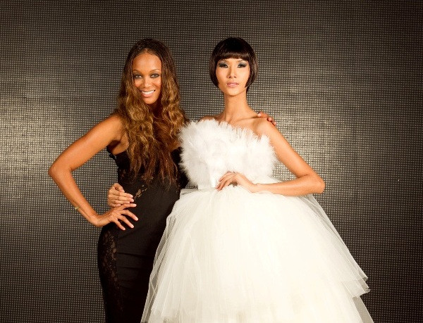 Quán quân VN's Next Top Model Hoàng Thùy cũng là một trong những người đẹp Việt nói tiếng Anh rất tệ dù cô là sinh viên của một trường đại học danh tiếng ở Hà Nội. Khi tham gia chương trình The Audrey Johnson Show trong show diễn của NTK Adrian Alicea, Hoàng Thùy vô tình lộ khả năng tiếng Anh không lấy gì làm giỏi giang của mình.