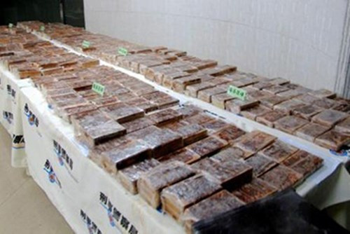 Vụ sân bay Tân Sơn Nhất lọt 229kg heroin. Vụ việc nhà chức trách Đài Loan phát hiện, bắt giữ 600 bánh heroin (229kg, trị giá khoảng 300 triệu USD) bên trong 12 chiếc loa thùng trên chuyến bay từ sân bay quốc tế Tân Sơn Nhất (TP HCM) đến sân bay quốc tế Đào Viên (Đài Loan) gây xôn xao dư luận. Theo thông tin mới nhất, Công ty dịch vụ an ninh Tân Sơn Nhất đã ra quyết định tạm đình chỉ 4 cán bộ Đội kiểm tra an ninh soi chiếu kho hàng hóa có liên quan đến lô hàng “trắng” nói trên. Cục CSĐT tội phạm về ma túy (Bộ Công an) cũng đã triệu tập hàng loạt người có trách nhiệm của các đơn vị liên quan đến vụ án nghiêm trọng này. Ảnh: Chinhphu.vn