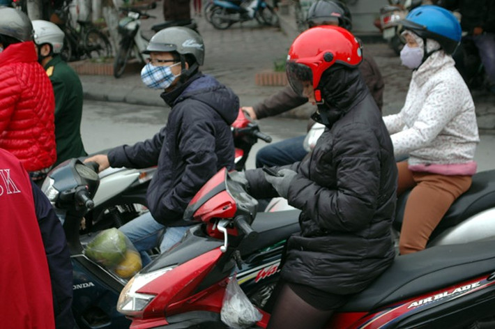 Hà Nội đón đợt rét sâu đầu tiên. Tuần vừa qua, Hà Nội đã đón đợt rét sâu đầu tiên, khiến nhiều người ra đường phải mặc áo mưa, trùm khăn kín mít. Ảnh: Kiến Thức