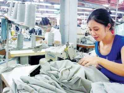 Vấn đề ai sẽ không có lương, thưởng Tết? Kẻ khóc người cười là tâm trạng thưởng Tết 2014, khốn khổ nhất là người lao động làm việc cho các doanh nghiệp đã ngừng hoạt động, giải thể hoặc phá sản; chắc chắn không có lương cũng như thưởng Tết. Xuất hiện nhiều những lo ngại về việc tăng lương tối thiểu từ 1/1/2014 ảnh hưởng tình hình lương thưởng Tết sắp tới. Nhưng Phó Chủ tịch Tổng Liên đoàn Lao động Việt Nam Mai Đức Chính cho biết, việc điều chỉnh lương tối thiểu không ảnh hưởng nhiều đến lương thưởng Tết bởi nhiều DN đã trả cao hơn mức nhà nước quy định. Ảnh: Tiền Phong
