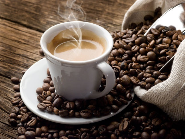 Uống nhiều caffein. Các loại đồ uống chứa nhiều caffein sẽ làm cho mạch máu co lại. Khi đó, máu sẽ không thể chảy đến tử cung và gây ra co bóp dữ dội hơn. Vì vậy, bạn nên loại bỏ các sản phẩm có chứa caffein ra khỏi chế độ ăn uống trong những ngày "đèn đỏ" để làm giảm hiện tượng đau bụng kinh.