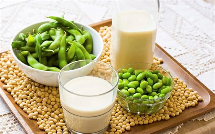 Đậu nành và các sản phẩm đậu nành: Các nhà khoa học Anh đã phát hiện ra một hợp chất tên là genistein có trong đậu nành sẽ tiêu diệt tinh trùng trước khi chúng kịp kết hợp với trứng. Hợp chất này (genistein) có mặt trong tất cả các chế phẩm từ đậu nành như sữa, đậu hũ, các đồ chay và một số loại thức ăn.
