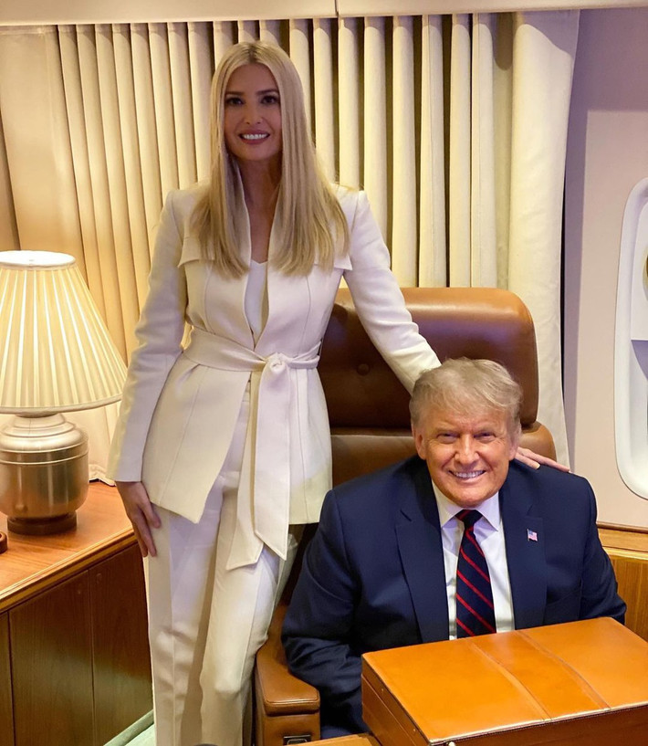 Tham dự cuộc tranh luận đầu tiên giữa cha và ông Joe Biden, Ivanka chọn bộ đồ trắng có thiết kê buộc dây tôn vòng eo. Bộ trang phục có giá hơn 3.900 USD, đến từ Gabriela Hearst - một trong những thương hiệu yêu thích của cô. Ảnh: @ivankatrump.