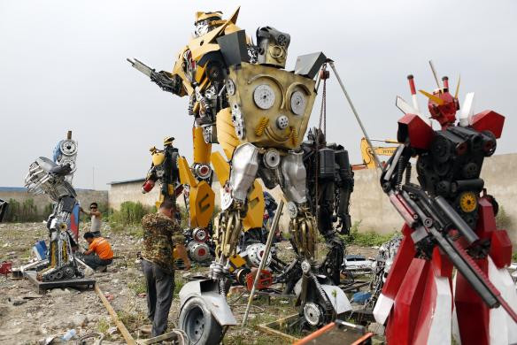 Các công nhân đang tiến hành lắp ráp “bộ cánh” cho một con robot. Trung bình mỗi con robot này tiêu tốn khá nhiều nguyên vật liệu.