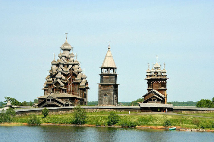 Ngày nay Kizhi là một bảo tàng ngoài trời với hơn 80 công trình bằng gỗ và là một trong những điểm đến phổ biến nhất của du khách tại Nga.