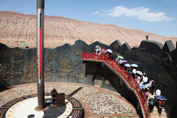 Du khách thăm dãy núi Flaming, Turpan ở khu vực Tân Cương – một trong những nơi nóng nhất thế giới. Nhiệt độ bề mặt ở đây có thể đạt mốc 80 độ C. Trong ảnh, nhiệt độ bề mặt đạt tới mốc 78 độ C.