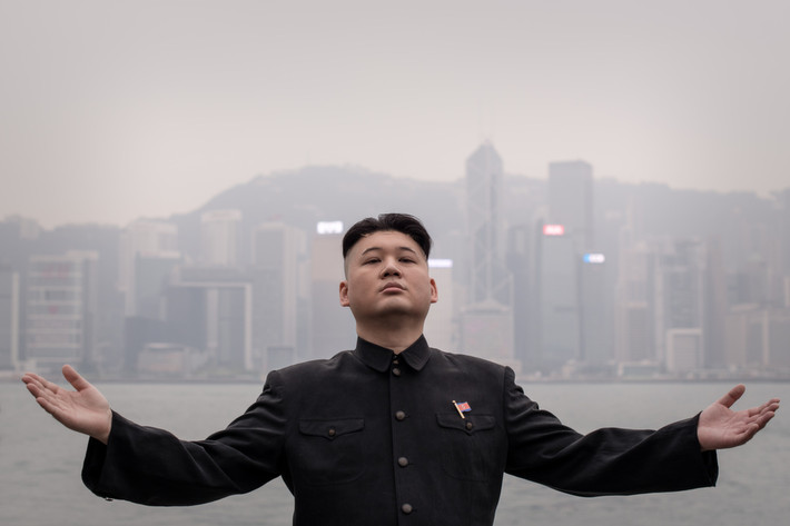 Một nhạc công người Australia gốc Hong Kong tên là Howard trở thành người giả trang nhà lãnh đạo Triều Tiên Kim Jong-un chuyên nghiệp. Trong ảnh, nhạc công Howard tạo dáng ở cảng Victoria, Hong Kong ngày 27/11 khiến nhiều người sửng sốt.