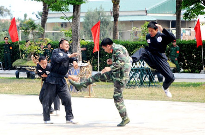 Biểu diễn kỹ thuật chiến đấu chống toán, nhóm địch.