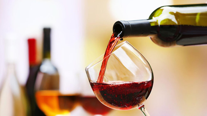 Uống rượu: Sau khi ăn, việc uống rượu có thể gây áp lực lên hệ tiêu hóa và ảnh hưởng đến hoạt động của ruột. Tốt hơn là bạn nên uống rượu khoảng 20 phút trước khi ăn. Ảnh:Washingtonpost.