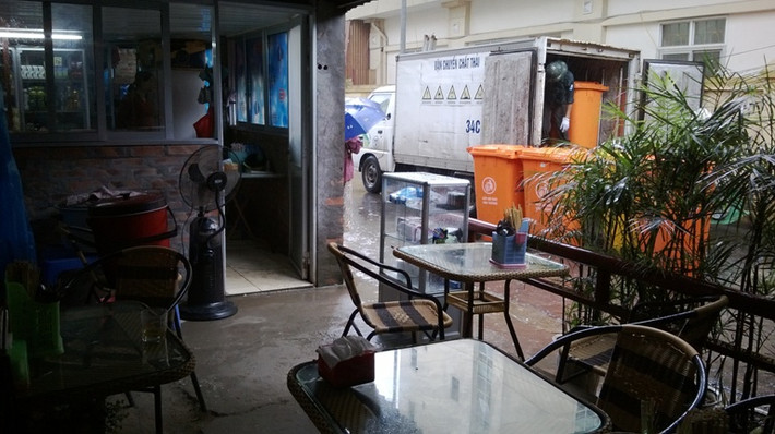 Nhiều điểm dịch vụ bán hàng ăn uống rất mất vệ sinh, thậm chí là ở ngay cạnh nơi tập kết rác thải của bệnh viện.