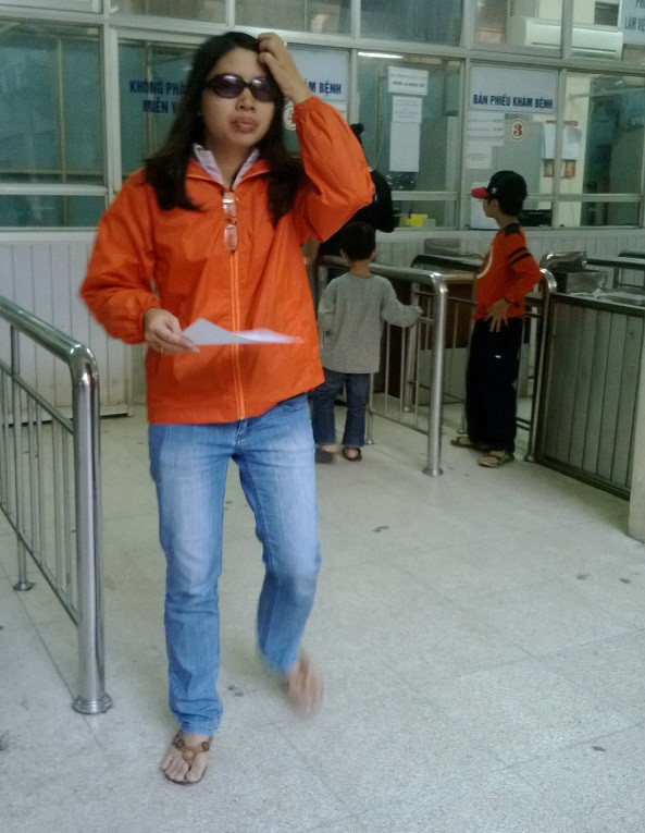 Do số lượng bệnh nhân đến khám rất đông, nên không ít bệnh nhân phải đợi từ sáng đến chiều mới có thể lấy được phiếu khám bệnh. Trong ảnh là một bệnh nhân vừa mua phiếu khám.