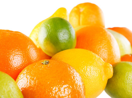 Vitamin C trong cam chanh không chỉ hỗ trợ các tế bào chống khuẩn, mà còn tiêu diệt virus trong màng dịch nhầy ở mũi và cổ họng, giảm chứng dị ứng.