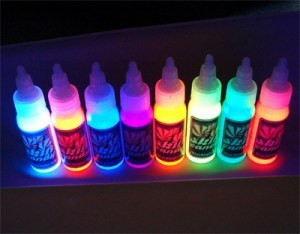Hiện nay, mực xăm trên thị trường có nhiều loại, phổ biến là hàng bình dân rẻ tiền của Trung Quốc đến đẳng cấp hơn là hàng của Thái Lan, Malaysia...