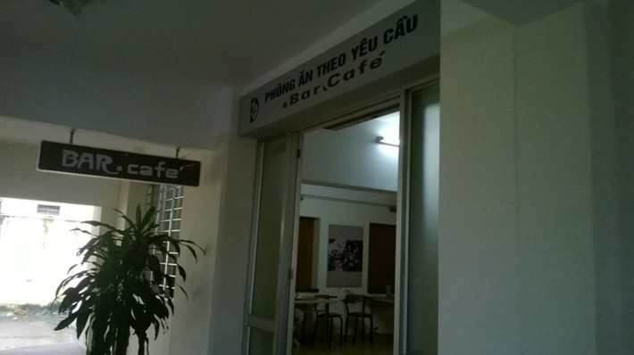 Không chỉ có mặt tiền, bên trong bệnh viện mọc lên rất nhiều dịch vụ buôn bán và kinh doanh ăn uống.