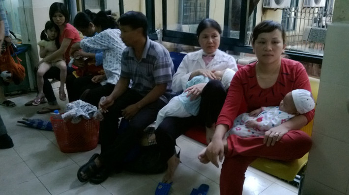 Theo ước tính, trong mấy ngày trời trở lạnh vừa qua, Bệnh viện Nhi Trung ương đón hàng vạn bệnh nhi mỗi ngày (tính cả điều trị ngoại trú và nội trú).