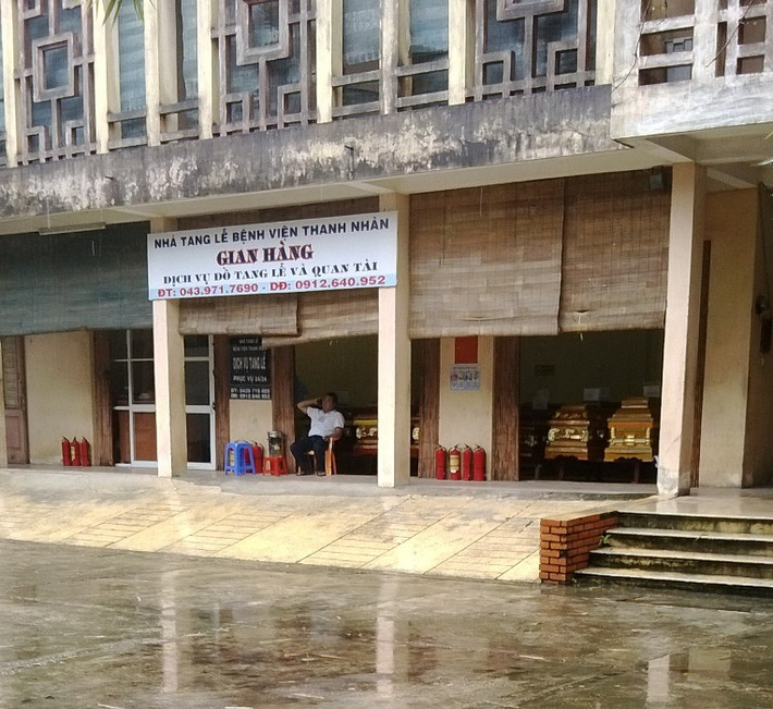 Tại nhà tang lễ bệnh viện, hình thức kinh doanh cũng nở rộ. Điểm bán áo quan này hàng tháng phải "nộp thuế" 30% doanh thu cho bệnh viện (nguồn: nguoiduatin).