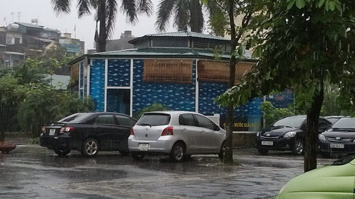 Tiền thân của "nhà hàng" có hình bát giác này là một Trung tâm Dinh dưỡng. Tuy nhiên, BGĐ BV Thanh Nhàn đã phá bỏ Trung tâm này với lý do khó khăn về nguồn kinh phí.