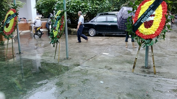 Còn điểm bán vòng hoa tại nhà tang lễ này, mỗi tháng cũng phải "đóng thuế" 5 triệu đồng (nguồn: nguoiduatin)..