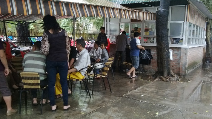 Ngoài ra, còn có cả những quầy hàng ăn uống ngay tại nhà tang lễ