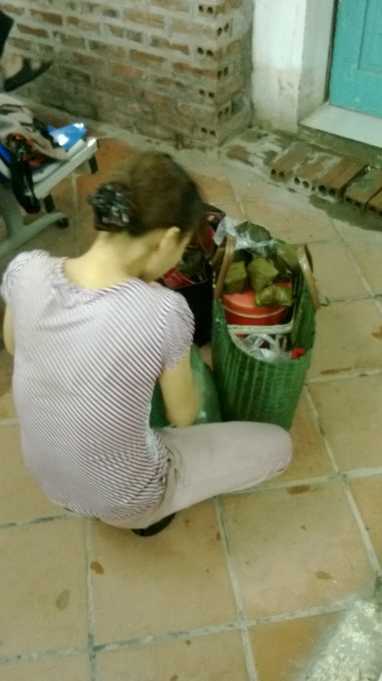 Không những thế, trong bệnh viện còn rất nhiều người bán hàng rong, mất vệ sinh, mất trật tự nhưng không bị nhắc nhở.